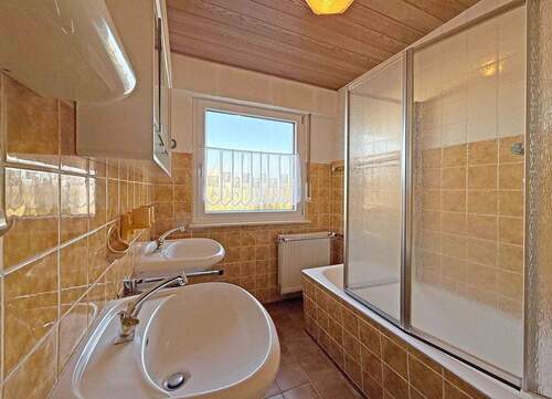 Tageslichtbad mit Wanne (OG) - 