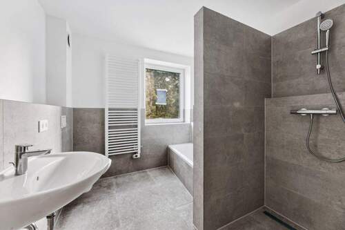 Vollbad mit Wanne und Dusche - 