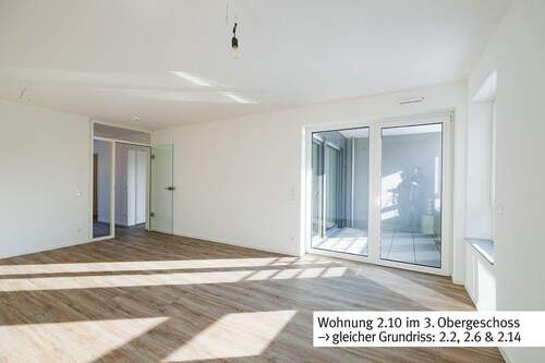 Helles Wohnzimmer mit Loggia - 