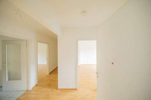 Willkommen - Adlershof - Bezugsfreie 3-Zi-Whg mit Balkon, EBK und PKW-Stellplatz