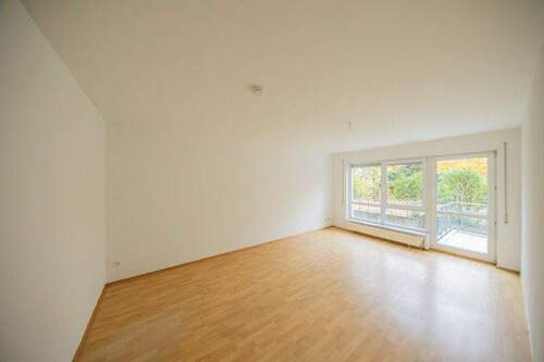 Wohnzimmer mit Balkon - 3 Zimmer Etagenwohnung zum Kaufen in Berlin