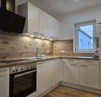 Erstbezug: Moderne 2,5-Zimmer-Wohnung mit Balkon und EBK zentral in Gangkofen