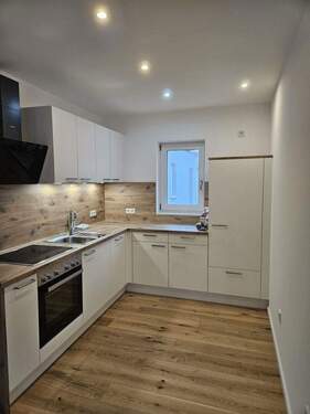 Moderne Einbauküche - 2 Zimmer Etagenwohnung zur Miete in Gangkofen