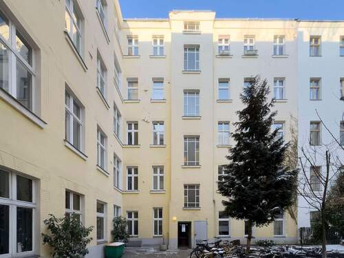 Hausansicht-Hinterhof - 6 Zimmer Etagenwohnung zum Kaufen in Berlin