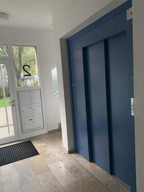 Eingangsbereich mit Aufzug - 
