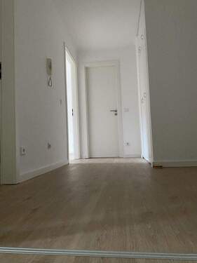 Flur - Zentral-Ruhig- Komplett sannierte Wohnung, Balkon, Einbauküche, Aufzug, Tiefgarage