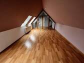 Wohnzimmer - 2-Zimmer Dachgeschosswohnung mit Stellplatz und Keller