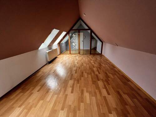 Wohnzimmer - 2-Zimmer Dachgeschosswohnung mit Stellplatz und Keller