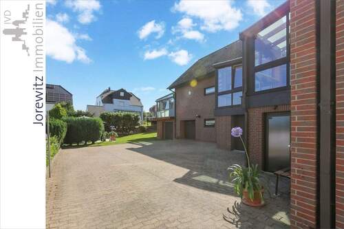 011 - Hofansicht - Garagen - 