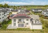 Südansicht - Modernes, freistehendes Zweifamilienhaus mit Freiblick & Südausrichtung in Volkertshausen