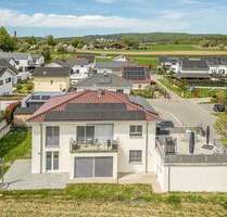 Modernes, freistehendes Zweifamilienhaus mit Freiblick & Südausrichtung in Volkertshausen