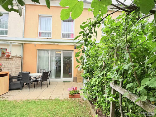 Ansicht vom Garten - Alles fußläufig. RMH ohne Renovierungsbedarf. Stadtzentral & familienfreundlich