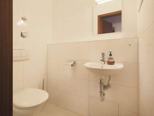 Modernes, hell gefliestes Gäste-WC - Etagenwohnung mit 75,00 m&sup2; in Ditzingen-Hirschlanden zum Kaufen