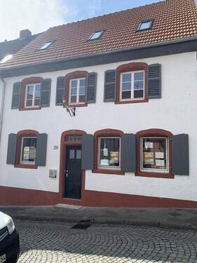 Strassenansicht - Haus im Zentrum von Blieskastel zu vermieten