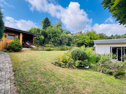 Gartenbereich mit Gartenhütte - 
