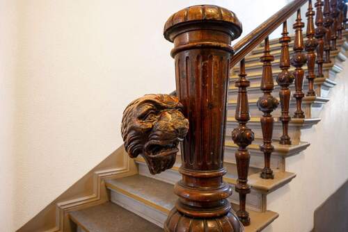 Stillvolle Altbauelemente im Treppenhaus - 