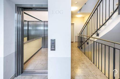 Treppenhaus mit Aufzug - 