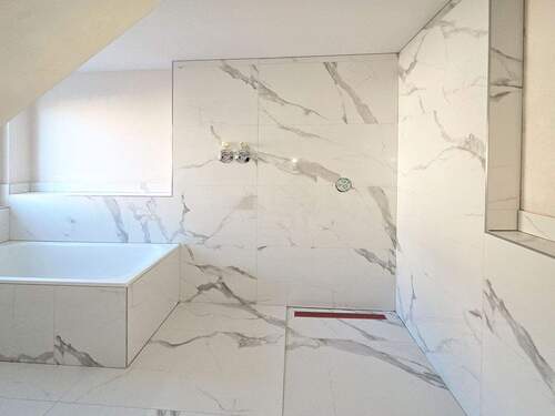 Tageslichtbad mit Badewanne und Dusche - 