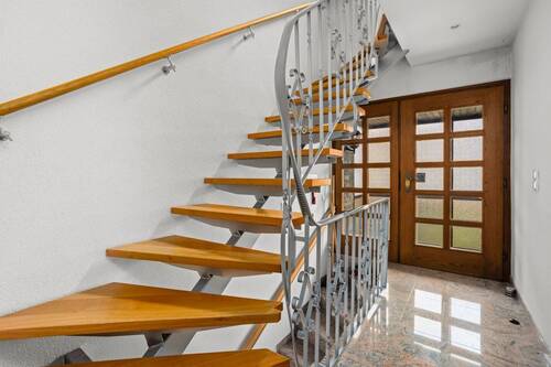 Eingangsbereich / Treppenhaus - 