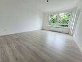 Wohnzimmer - Frisch renovierte 2-Zimmer-Wohnung mit Balkon!
