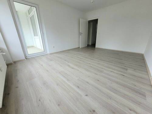Wohnzimmer hinten - 2 Zimmer Etagenwohnung zur Miete in Essen