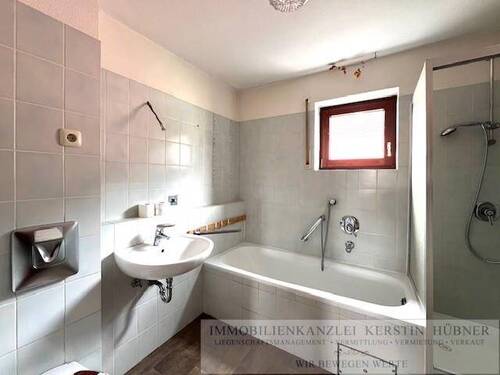 OG Bad mit Dusche und Badewanne - 