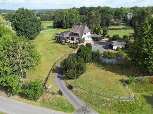 Auffahrt zum Haus - Raum für Ihre Ideen - Reetdach-Anwesen mit Atelier in Ortsrandlage, Pferdehaltung möglich