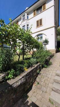 Hauseingang mit Vorgarten - 