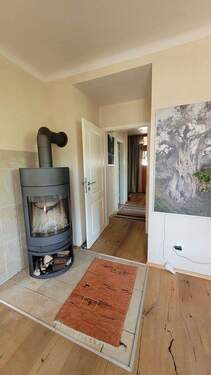 Wohnzimmer mit Kaminofen - 4 Zimmer Etagenwohnung in Rottenburg am Neckar