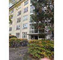 *** Bestlage in Winterhude: Eigentumswohnung: ein Zimmer, ebenerdiges Duschbad, Einbauküche, 1. OG, Fahrstuhl, französicher Balkon, renoviert!!*** - Hamburg