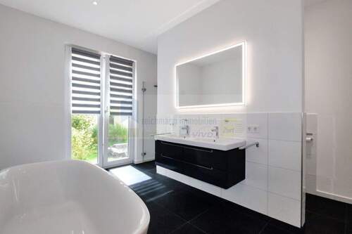 Tageslichtbad / Dusche / Badewanne / WC - 