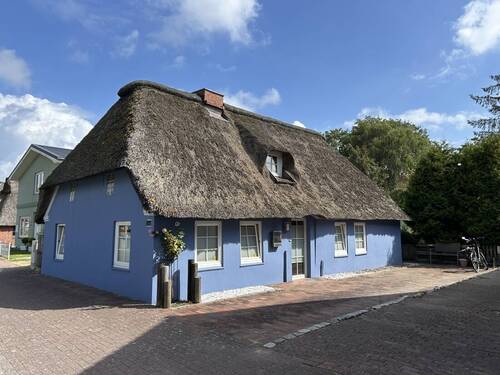 Vorder-/Seitenansicht - Gemütliche Reetdachkate in Eidernähe sucht kreativen Liebhaber