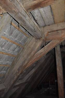 Sehr kompakte Holzkonstuktion - 