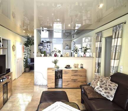 Wohnzimmer mit Blick zur Küche.jpg - *** Exklusive 4 Zimmer, Küche, Badwohnung mit Balkon in ruhiger Lage Lohfelden zu verkaufen