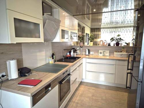offener Küchenbereich mit Blick ins Wohnzimmer.jpg - 4 Zimmer Etagenwohnung in Lohfelden