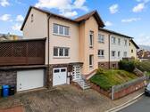 Ansicht mit Garagen - **Saniertes 2-Familien-Wohnhaus mit zwei Garagen in ruhiger Wohnlage**