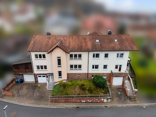 Gesamtansicht (mit Nachbarhaus) - 6 Zimmer Mehrfamilienhaus, Wohnhaus zum Kaufen in Gelnhausen