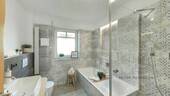 Tageslichtbadezimmer mit Wanne und Dusche - 