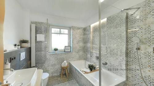 Tageslichtbadezimmer mit Wanne und Dusche - 