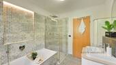 Tageslichtbadezimmer mit Wanne und Dusche - 