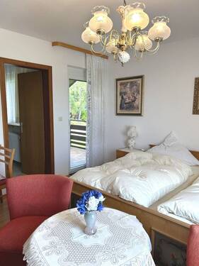 Hauptwohnung: Zimmer mit Duschbad und Balkon - 