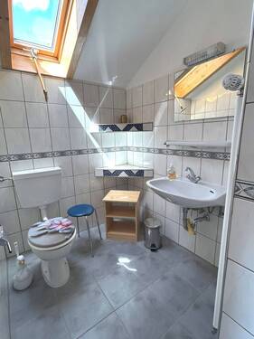 Einliegerwohnung Dachgeschoss: Duschbad - 