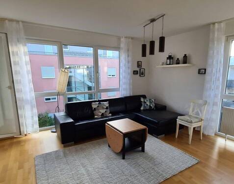 Wohnzimmer - Lichtdurchflutete und moderne 2-Zi.-Whg. mit Balkon, barrierefrei, Toplage Haar - provisionsfrei