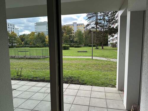 Ausblick - Moderne 2-Zimmer-Wohnung mit Terrasse - frisch renoviert in München-Perlach