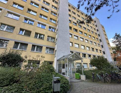 Hauseingang - 2 Zimmer Etagenwohnung zum Kaufen in München