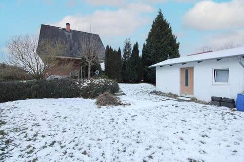 Hauptgebäude und Nebengebäude - 