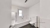 Badezimmer mit Wanne und Dusche - 