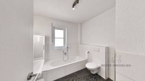 Badezimmer mit Wanne und Dusche - 