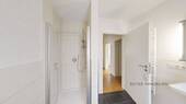 Badezimmer mit Wanne und Dusche_ - 