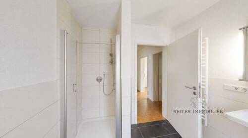 Badezimmer mit Wanne und Dusche_ - 